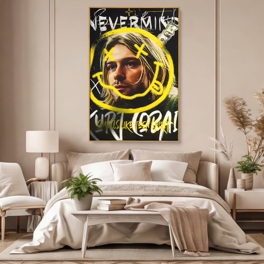 Tablou canvas cu tablou canvas cu portretul lui kurt cobain, in rama de aluminiu auriu, pe perete intr-un dormitor